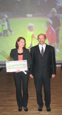 1000 euron palkintoa olivat vastaanottamassa Maija T�rm�nen ja Eero K�n�nen