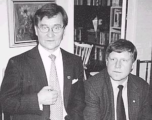 Urheilun monitoimimies Matti Eskelinen (vas.) vietti 60-vuotisjuhlap�ivi��n lokakuun alussa. Juhlissa piipahti my�s Pyh�sel�n Osuuspankin toimitusjohtaja Reino H�r�.