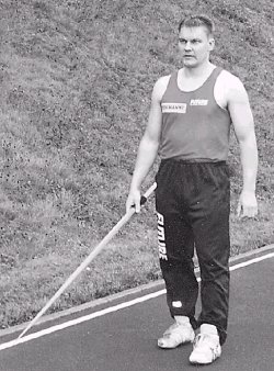 Ari Pakarisen keih�s kaarsi pitk�st� aikaa yli 80 metri�.