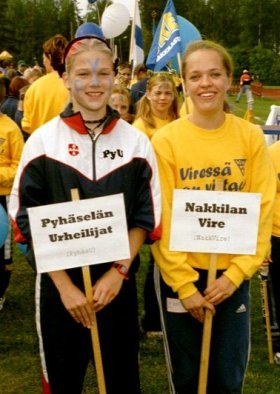 Kovat kilpakumppanit tapasivat Vattenfall-finaalissa, vas. Taru Karejoki PyU (SM-kultaa 300 metrill�) ja Anni Luotola Nakkilan Vire (SM-pronssia 300 metrill�).