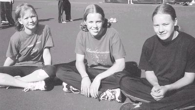 Pohjois-Karjalan seiv�slupaukset kes�ll� 2001, vas. Anni Sarkkinen PyU, Tiina Taskinen JoKa ja Sari Huttunen PoU.