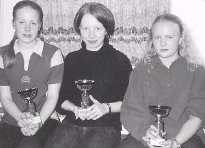 Jaana Eskelinen (vas.), Leena Lyytik�inen ja Noora Mutanen hiihtiv�t talvella 2001 SM-kisoissakin.