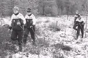 Jenni Raassina ja Sanna Lipsanen vet�v�t suok�velyjoukkoa hiihtoleirill� Tuupovaarassa