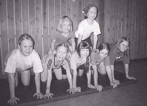 Liikuntaleikkikoulussa harjoitellaan hymyss� suin.