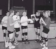 Naiset juomatauolla harjoitusten lomassa Reijolan salilla.